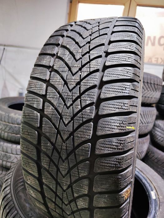2 бр зимни 225/50/17 Dunlop