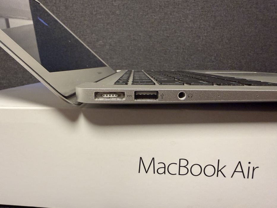 MacBook Air 2017 1st owner (2019) 154 cycle battery