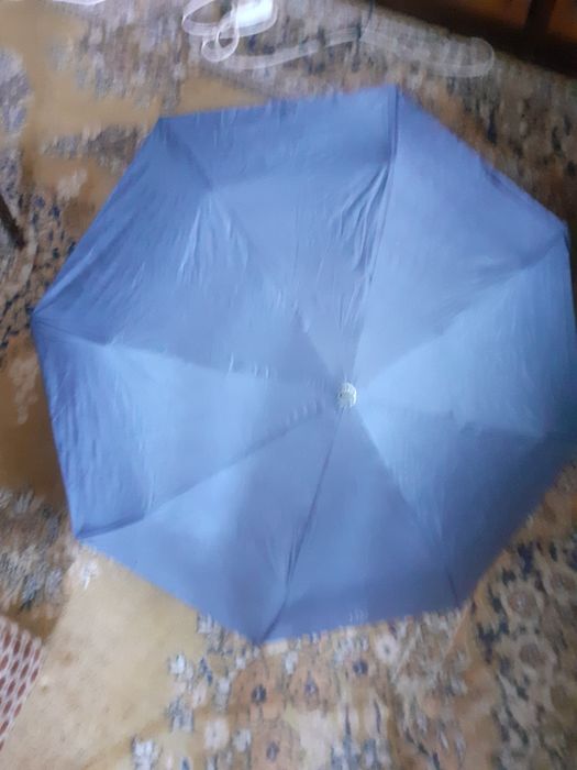 Vând 2 umbrele cu deschidere automata