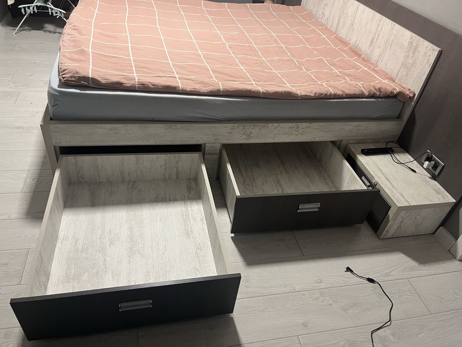 Легло 180/200 + нощни шкафчета, чекмеджета и матрак