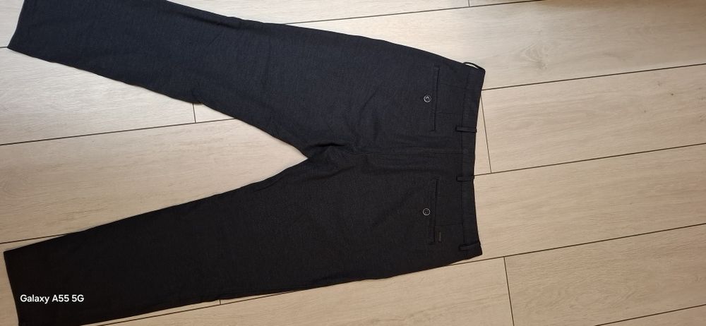 Vând pantaloni Massimo Dutti