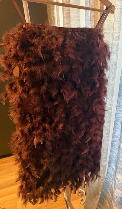 Дамска рокля с пера