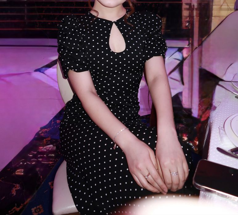 Элегантное чёрное платье в мелкий белый горошек