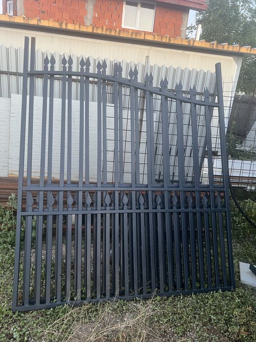 Set de porti pentru acces pietonal si auto