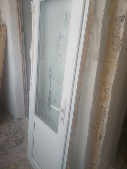 Продаётся дверь пластиковые балконный