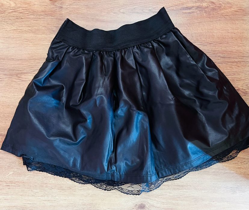 Блуза с къс ръкав и кожена пола