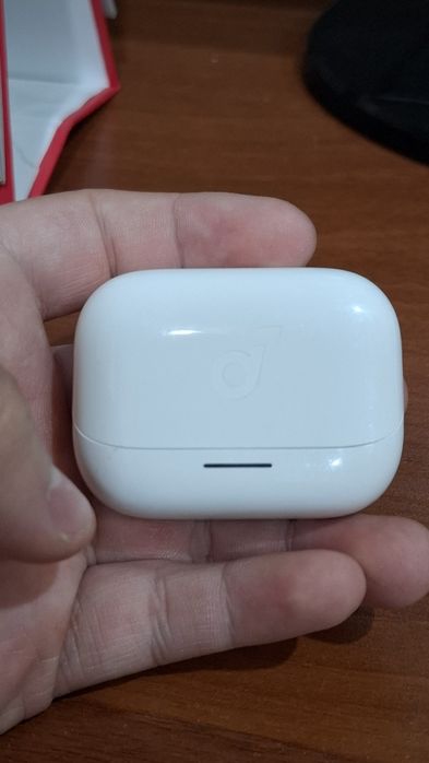 Продаю наушник белый беспроводной таипси зарядка