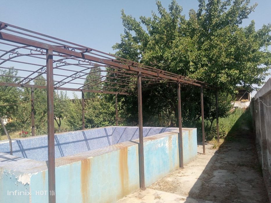 Yarim hovli sotiladi!