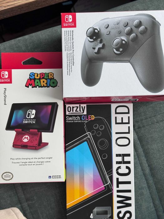 Продавам Nintendo Switch Oled Black&White 10/10, аксесоари и подаръци