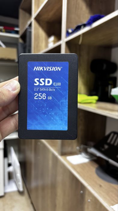Продам SSD накопитель 2.5" HIKVISION E100 256GB (Здоровье 100%)