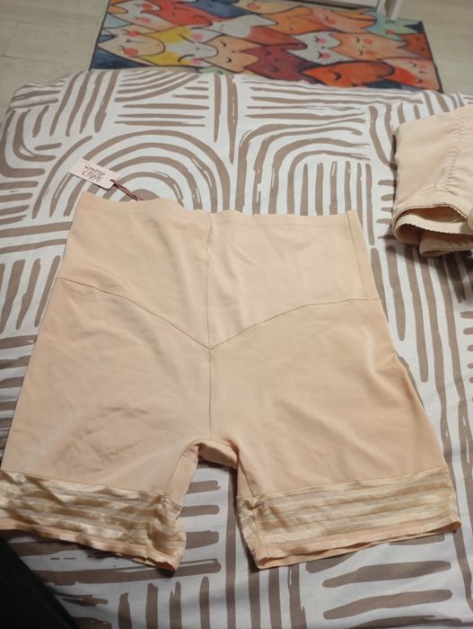 Стягащо бельо в бежово