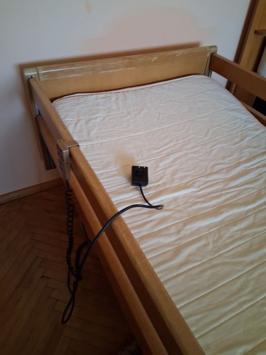 Vând pat de spital electric, și saltea !