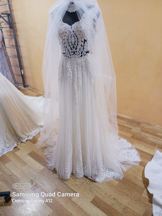 Yubkadagi it uslubidagi pozaning fotosurati