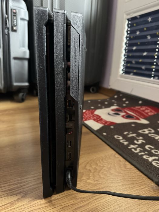Ps 4 pro 1 TB + два джойстика