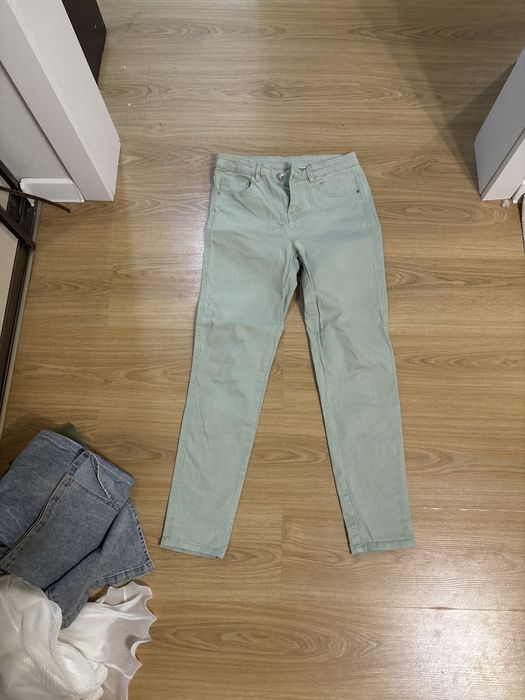 болотно зеленые джинсы