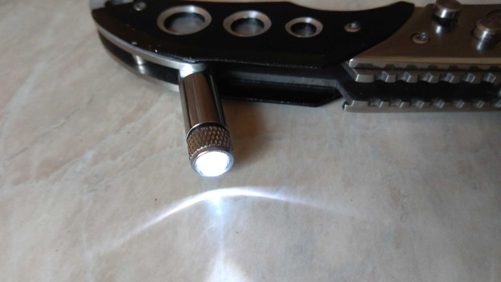 Автоматичен сгъваем нож с фенерче и калъфче