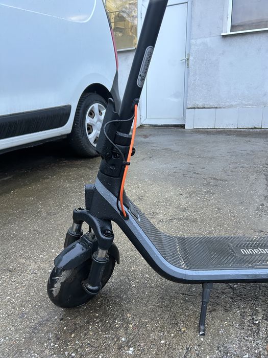 Електрическа тротинетка Ninebot E2 Plus – перфектно състояние