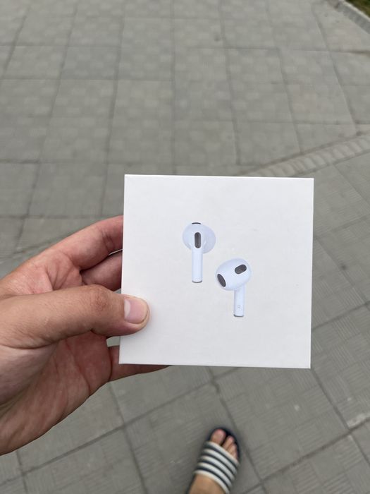 AirPods новый.