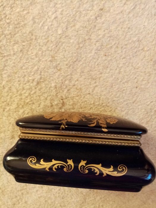 Caseta portelan Limoges, perfectă estetic și funcțional