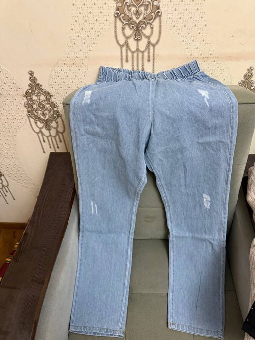 Продаются вязаная кофта и джинсы в отличном состоянии.