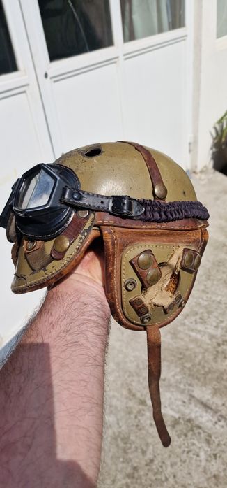 Cască de tanchist veche cu ochelari de protectie