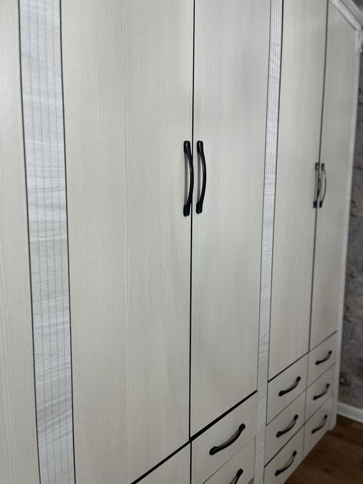 Продам распашной шкаф