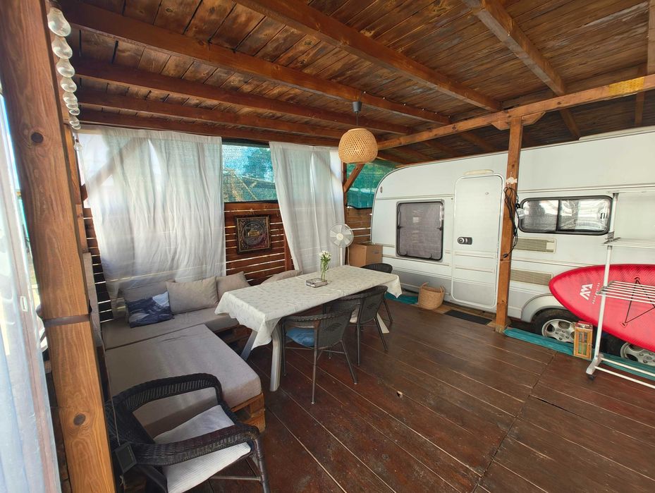 Каравана с навес на Къмпинг Градина, 10 метра от плажа