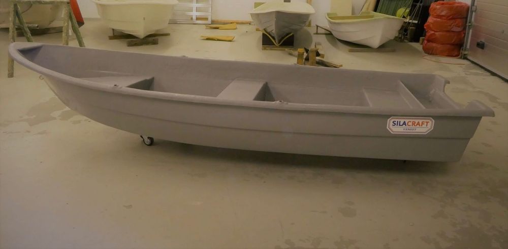 Продават се два модела гребни лодки