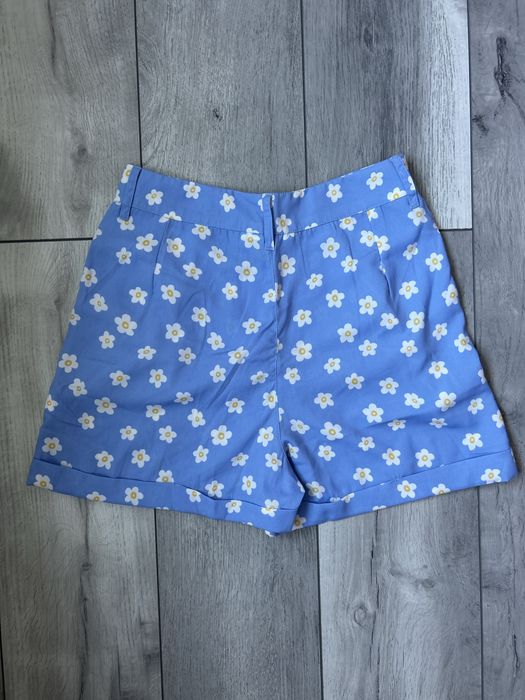 Pantaloni scurti lejeri model floral