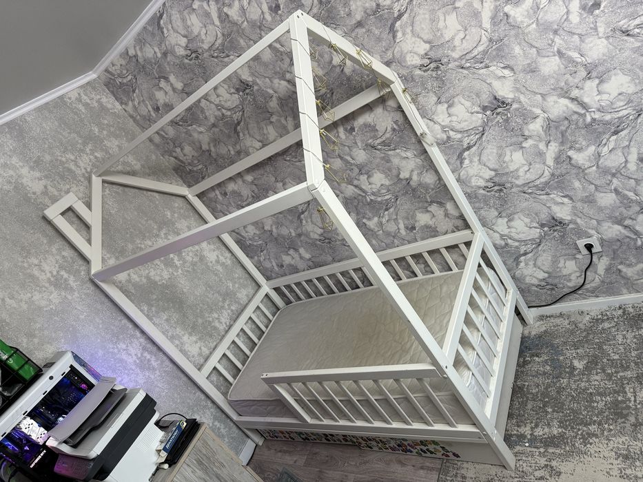 Продам десткую кровать домик