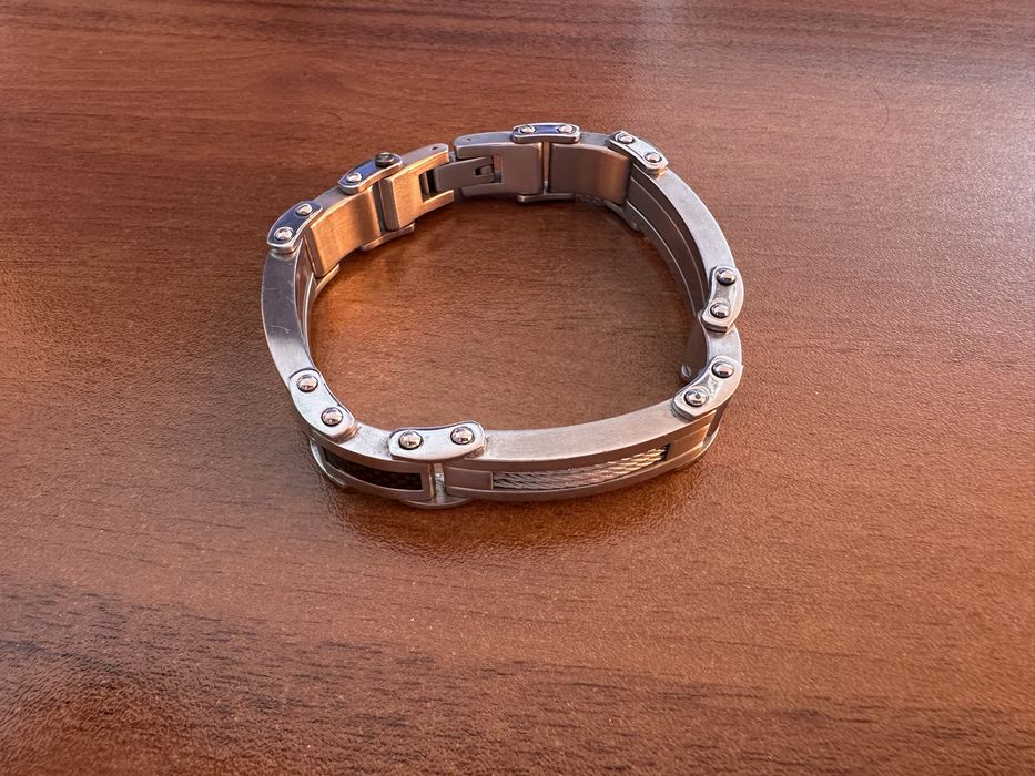 Продавам гривна от неръждаема стомана.