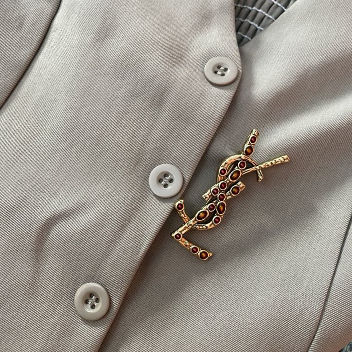 Brosa Saint Laurent Cassandre din alamă aurie !