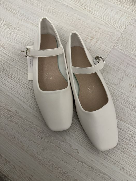 Продам балетку белую