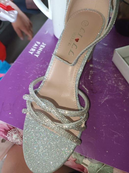 Vand rochie de mireasa