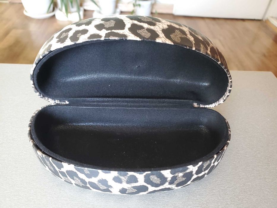 Продавам стилен калъф за слънчеви очила