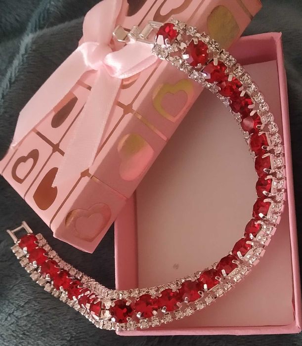 Масивна, сребърна гривна. В кутия за подарък.