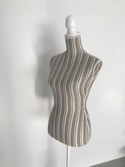 Inchiriez bust/manechin pentru rochia de mireasa si costum mine