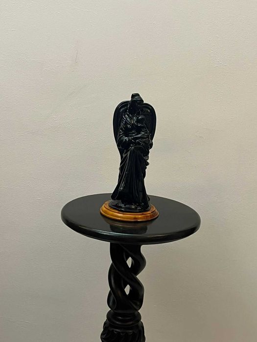 Statueta figurina metalica pe soclu bibelou bibelouri semnata ieftina