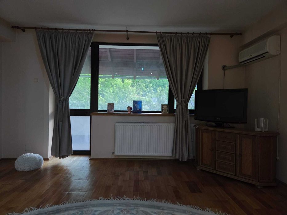 Casa de inchiriat  spatioasa,aerisita si cu un view extraordinar