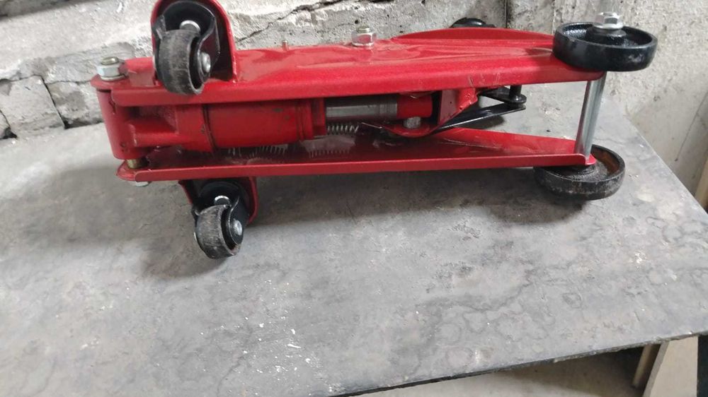 Домкрат 2 штуки    бу .