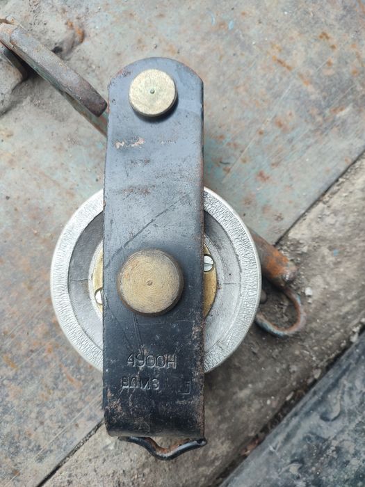 Подвесной ролик (блочёк) для троса ВЛМЗ