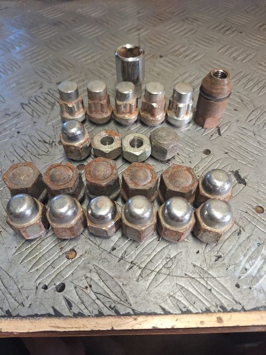 Продавам гайки за Хюндай Galoper