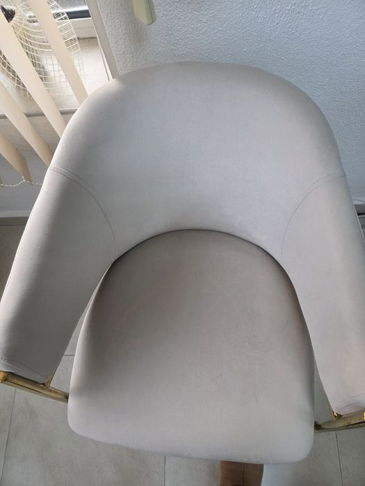 Помощна масичка и трапезен стол