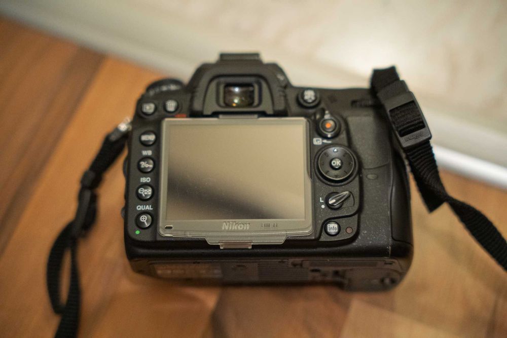 Nikon D7000 на 26к кадри, 35mm 1.8G, 18-105, грип, спусък, батерии, чанта
