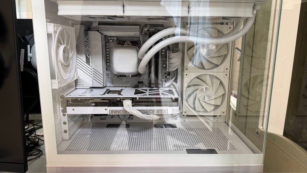 Топовый Белый Игровой ПК (Ryzen 7 7800X3D / RTX 5070 / 32GB DDR 5 / …