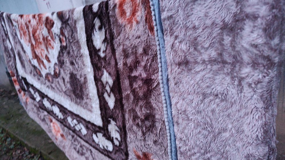 pătură groasă, dublă,200 x 180 cm.