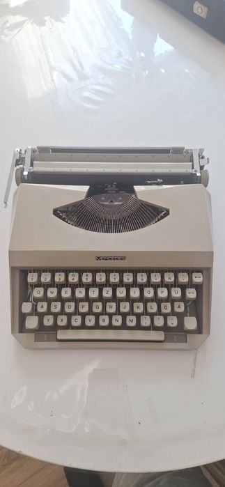 Mașină de scris Mercedes