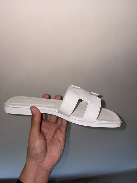 Papuci hermes.
