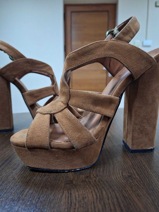 Сандали с висок ток