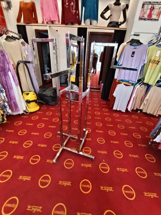 Vand obiecte pentru magazin de haine